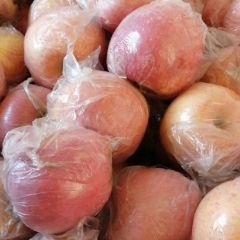 纸加膜红富士，个头大颜色鲜艳漂亮，口感甜。