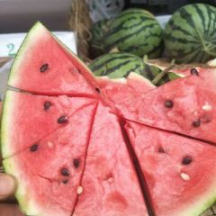 开封西瓜皮毛靓丽，大小均匀，成熟度高。关系指点咨询
